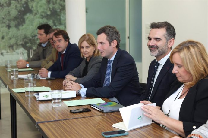 Archivo - El consejero de Agricultura, Pesca, Agua y Desarrollo Rural, Ramón Fernández-Pacheco (2d), junto al presidente de ASAJA Cádiz, José Pravia (3d), durante la reunión del Comité de ASAJA Cádiz. 