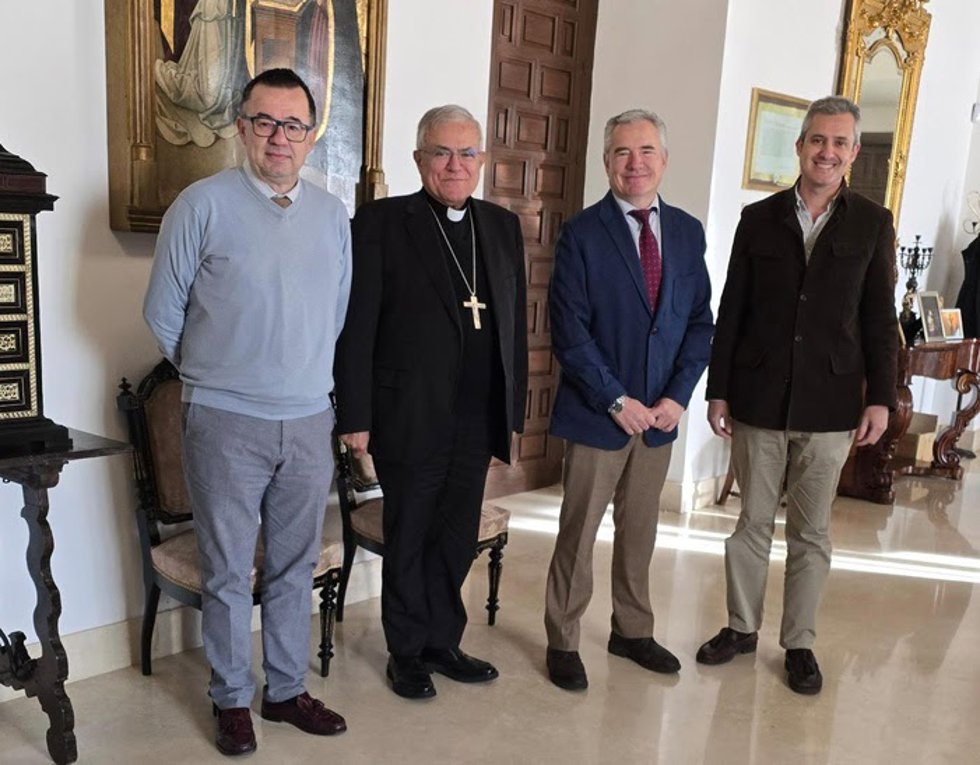 El obispo de Córdoba, Demetrio Fernández, con el presidente del Colegio de Farmacéuticos, Rafael Casaño; el tesorero, José Eugenio Rodríguez, y el secretario, Antonio Ortega.