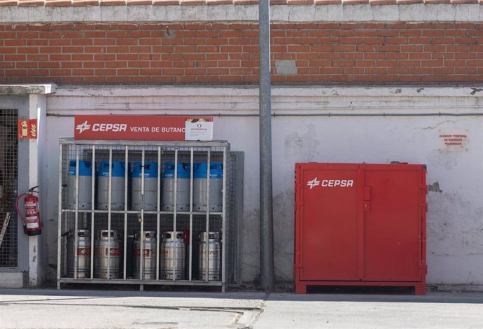 Archivo - Bombonas de butano en una gasolinera, a 16 de julio de 2024, en Madrid (España).