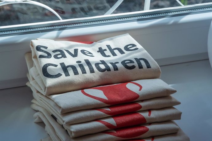 Archivo - April 5, 2023, Lviv, Ukraine: Eco bags with the logo of the international humanitarian organization ''Save the Children'' Official opening of the Digital Learning Center in Lviv Higher Professional School of Computer Technologies and Constructio