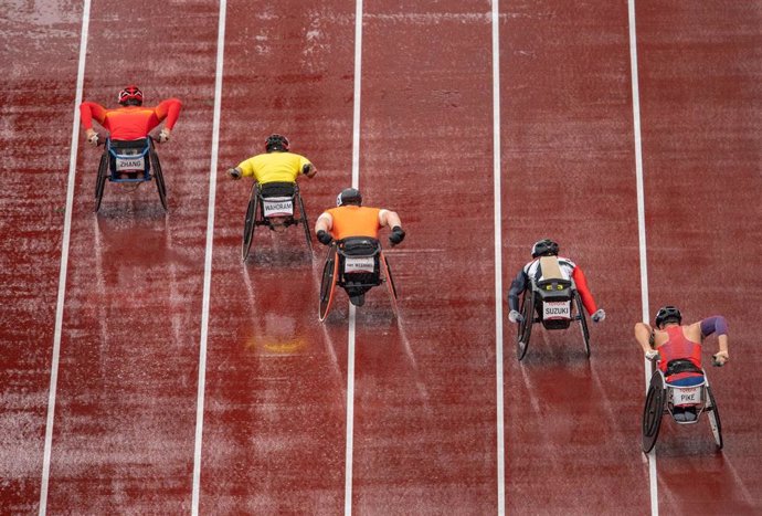 Archivo - Yong Zhang of China, Prawat Wahoram Thailand, Kenny Van Weeghel of Netherlands, Tomoki Suzuki of Japan and Aaron Pike of the USA compete in the Men’s 800m T54 Athletics Heats in the Olympic Stadium during the Tokyo Paralympic Games in Tokyo, Thu