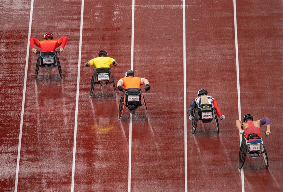 Archivo - Yong Zhang of China, Prawat Wahoram Thailand, Kenny Van Weeghel of Netherlands, Tomoki Suzuki of Japan and Aaron Pike of the USA compete in the Mens 800m T54 Athletics Heats in the Olympic Stadium during the Tokyo Paralympic Games in Tokyo, T