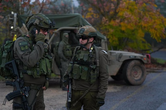 Archivo - ISRAEL-LEBANON BORDER, Dec. 5, 2024  -- Israeli soldiers patrol along the Israeli northern border with Lebanon on Dec. 5, 2024. A ceasefire, brokered by the United States and France, went into effect on Nov. 27, aiming to halt nearly 14 months o