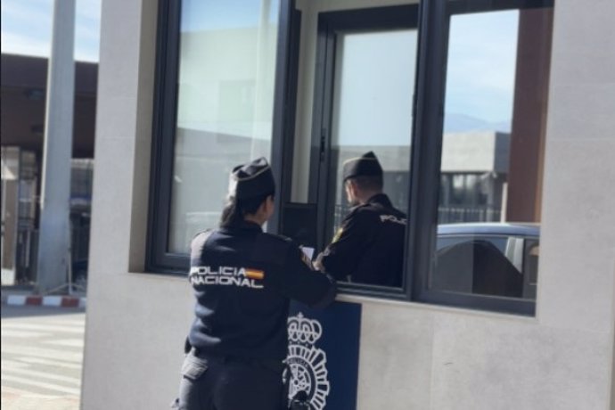 Dos agentes de la Policía Nacional en un puesto fronterizo.