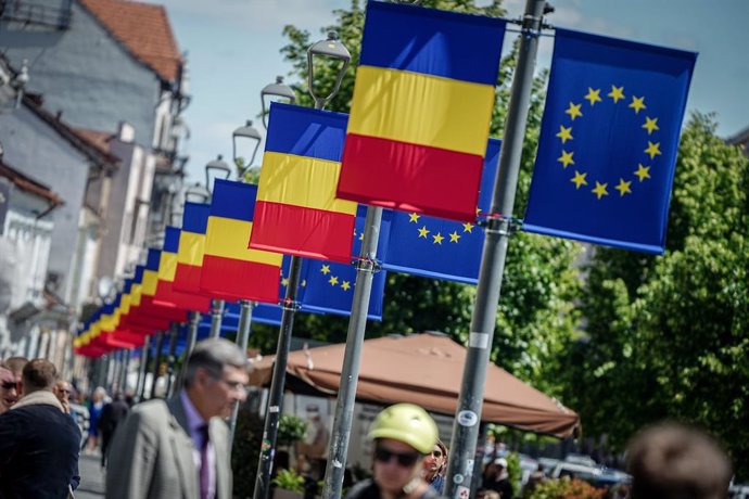 Archivo - 13 May 2024, Romania, Cluj-Napoca: Romanian and European flags adorn a street in Cluj-Napoca ahead of the European Parliament elections scheduled for 6-9 June 2024. Photo: Kay Nietfeld/dpa