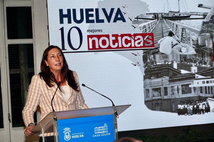 La consejera de Inclusión Social, Juventud, Familias e Igualdad, Loles López, en la gala 'Huelva 10 Mejores Noticias', organizada por el diario digital Huelva Buenas Noticias.