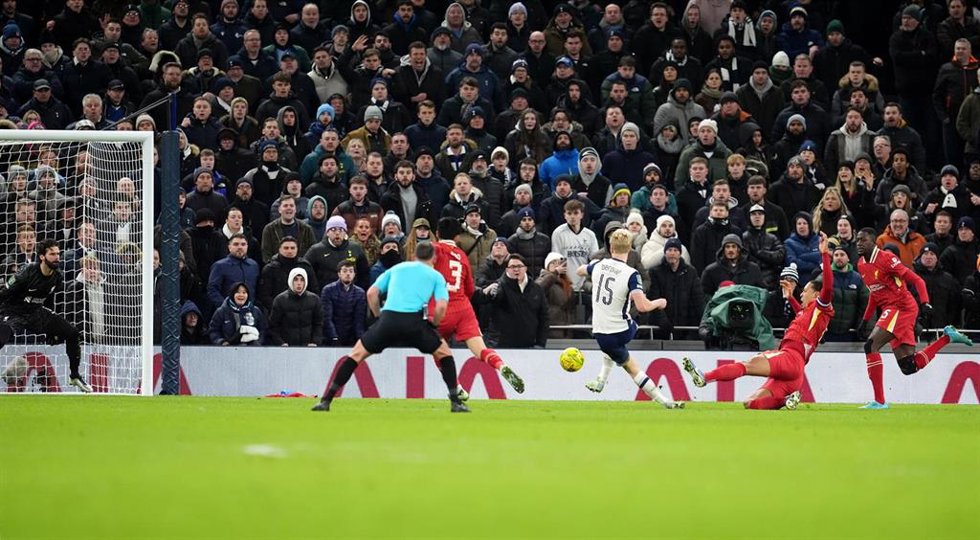 08 January 2025, United Kingdom, London: Tottenham Hotspur's Lucas Bergvall (3rd R) scores his side's first goal during the English Carabao Cup semi-final first leg soccer match between Tottenham Hotspur and Liverpool at the Tottenham Hotspur Stadium. P