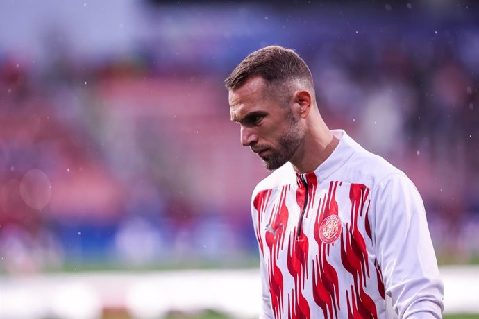 Archivo - Pau Lopez of Girona FC warms up during the UEFA Champions League, football match played between Girona FC and Feyenoord at Estadio de Montilivi on October 02, 2024 in Girona, Spain.