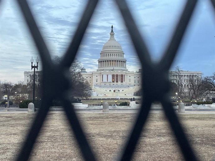 05 January 2025, US, Washington: The US Capitol can be seen behind a barrier. On 06 January 2021 the U.S. Capitol was stormed by a mob of supporters of Republican President Donald J. Trump, after he lost the 2020 US presidential election to Joe Biden. Pho