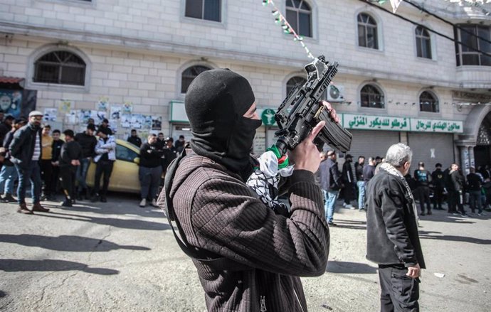 Hombre armado en Nablús, Cisjordania