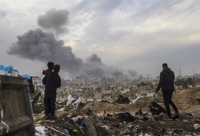 Vista de un barrio de la ciudad de Gaza bajo los bombardeos de Israel 