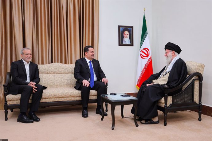 El líder supremo de Irán, el ayatolá Ali Jamenei, recibe al primer ministro de Irak, Mohamed Shia al Sudani, en un encuentro con el presidente iraní, Masud Pezeshkian, en Teherán