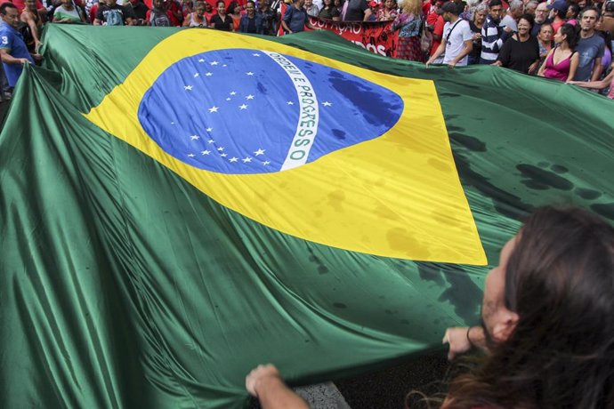 Archivo - Bandera de Brasil durante una marcha en el aniversario del asalto golpista en 2023.