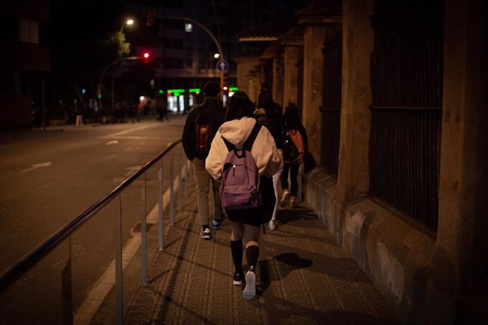 Archivo - Varios menores se dirigen a su primer día de clase presencial tras la Navidad, a 10 de enero de 2022, en Barcelona, Catalunya, (España). 