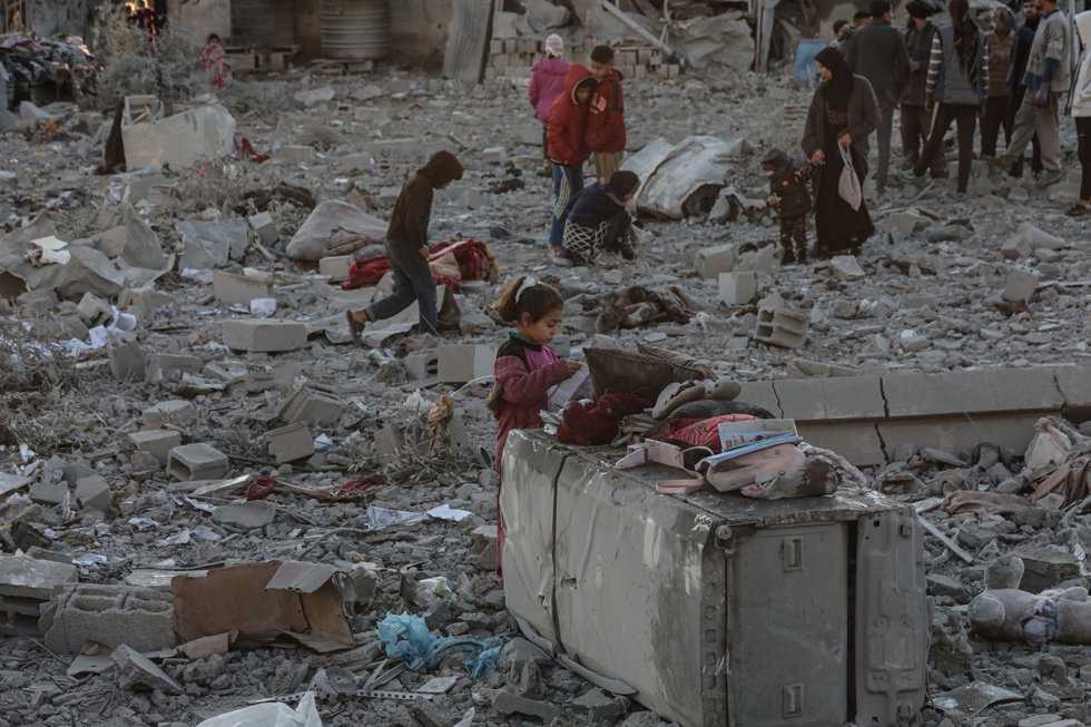 03 January 2025, Palestinian Territories, Al-Maghaz: Palestinians inspect the destruction in the aftermath of an Israeli strike in the Al-Maghazi Refugee Camp, amidst the ongoing war between Israel and the Hamas movement.