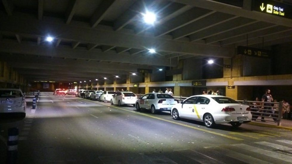 Imagen de taxis en la parada del aeropuerto