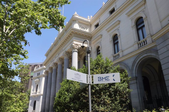 Archivo - Señal de la Bolsa de Madrid frente a la fachada del edificio