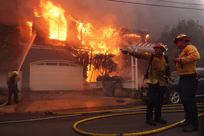 Bomberos tratan de apagar uno de los incendios en Los Angeles, California