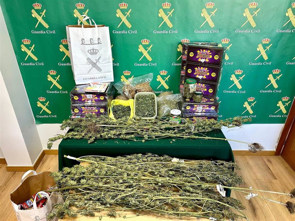 Marihuana y objetos encontrados en el trastero de Berriozar.