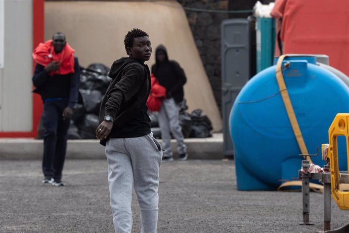 Archivo - Un migrante tras su llegada al puerto de La Restinga, a 20 de agosto de 2024, en El Hierro, Canarias (España). En el cayuco viajaban 73 personas, todas hombres y de ellos 4 menores que viajaban solos, ayudadas a una milla del puerto por la embar