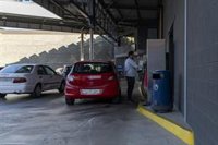 Una conductora positiva en alcoholemia choca contra la columna de una gasolinera en Santander