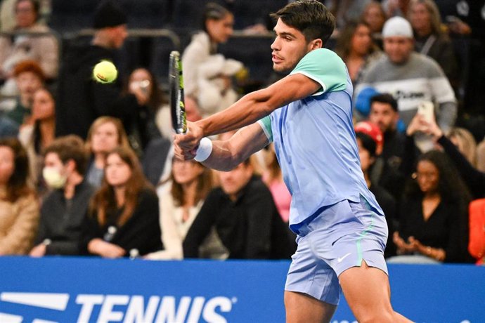 Archivo - El tenista español Carlos Alcaraz golpea una pelota durante un torneo