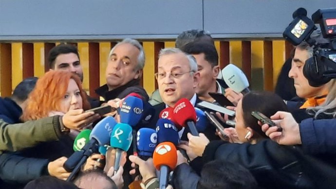 El abogado de Hazte Oír, Javier Pérez Roldán, atiende a los medios a su llegada a los Juzgados de Badajoz