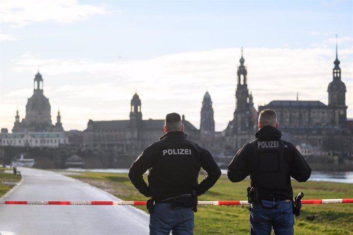 Policías de Alemania tras el cierre cerca del puente Carola de Dresde por el hallazgo de una bomba no activada de la Segunda Guerra Mundial (archivo)