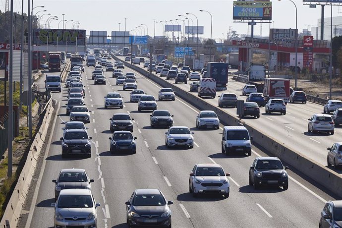 Decenas de coches en la A-4, en Madrid (España)