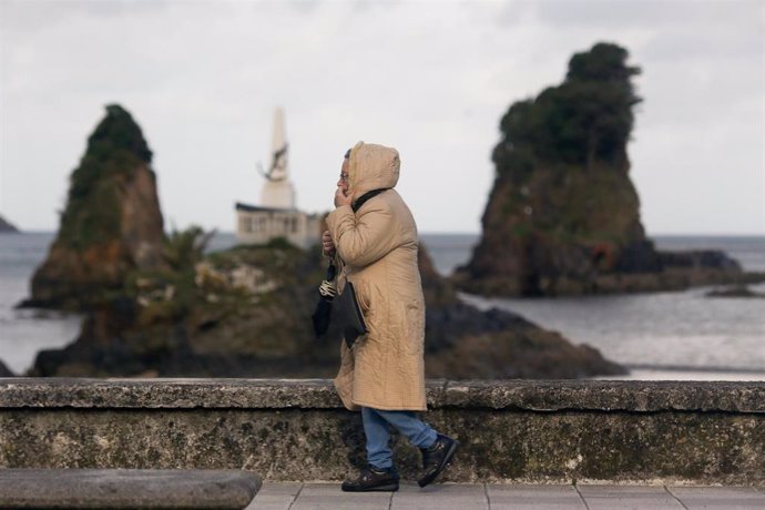 Una persona con capucha camina en Viveiro, a 8 de enero de 2025, en Viveiro, Lugo, Galicia (España). Durante esta mañana de miércoles, Galicia ha registrado vientos de más de 150 kilómetros por hora, en concreto, el valor máximo, según Meteogalicia, se ha