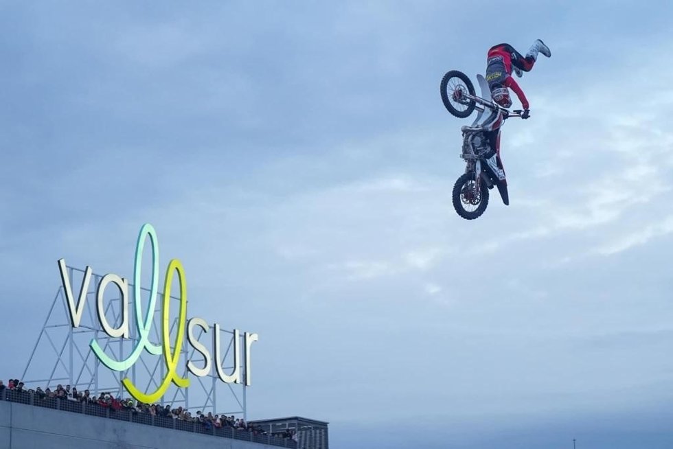 Exhibición de Freestyle Motocross (FMX) en Vallsur
