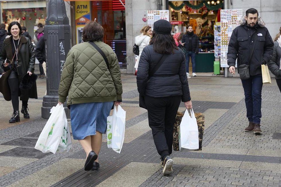 Dos mujeres con bolsas tras comprar en las rebajas, a 5 de enero de 2025, en Madrid (España).
