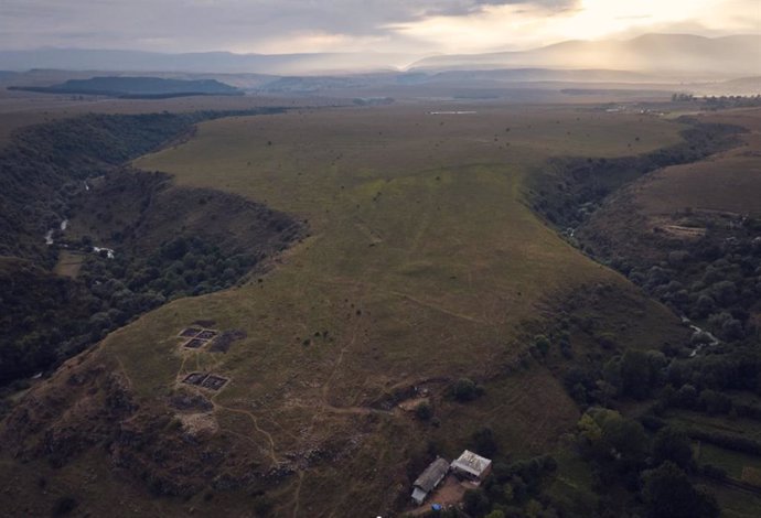 Fotografía atmosférica del lugar al anochecer, que muestra la ubicación en la convergencia de dos gargantas. En primer plano se ven las excavaciones de 2023 de la fortaleza interior.