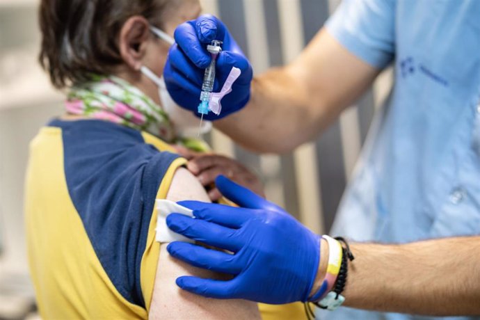 Archivo - Una persona se vacuna de la gripe en un centro de Salud de Vitoria