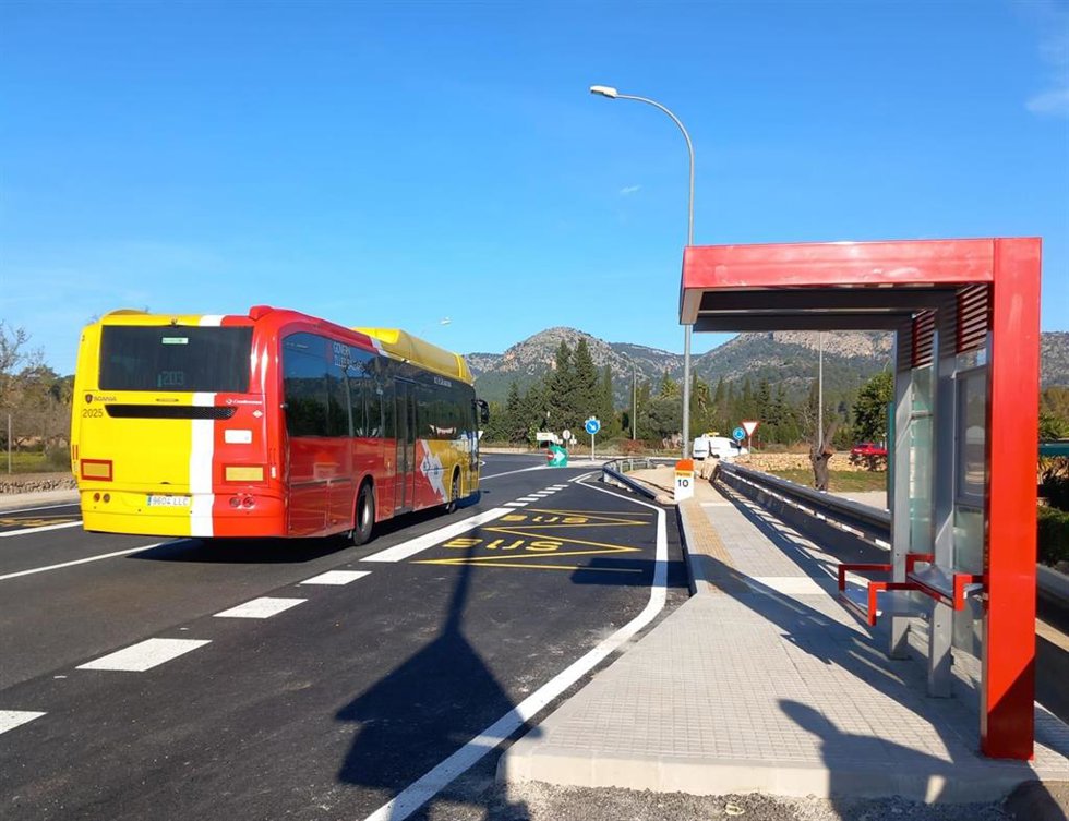 Archivo - Autobús y parada del TIB.