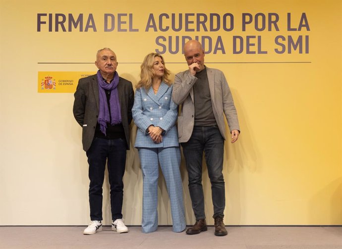 Archivo - Arxiu - La vicepresidenta segona del Govern i ministra de Treball i Economia Social, Yolanda Díaz (c), junt amb els secretaris generals de CCOO, Unai Sordo (d), i d'UGT, Pepe Álvarez (e), durant la signatura de l'acord per a la pujada del SMI el