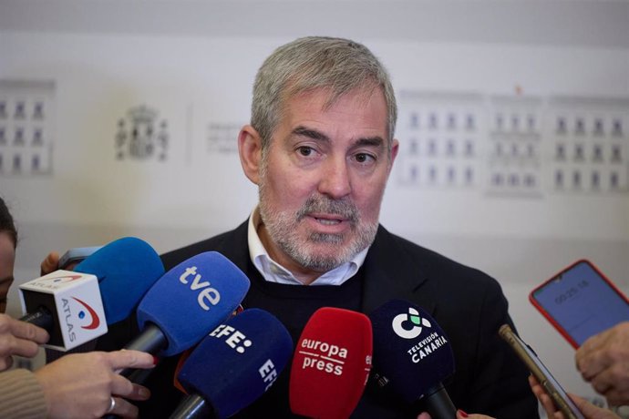 El presidente de Canarias, Fernando Clavijo, y el ministro de Política Territorial y Memoria Democrática, Ángel Víctor Torres, durante una reunión, en el Ministerio de Política Territorial y Memoria Democrática, a 9 de enero de 2025, en Madrid (España). 