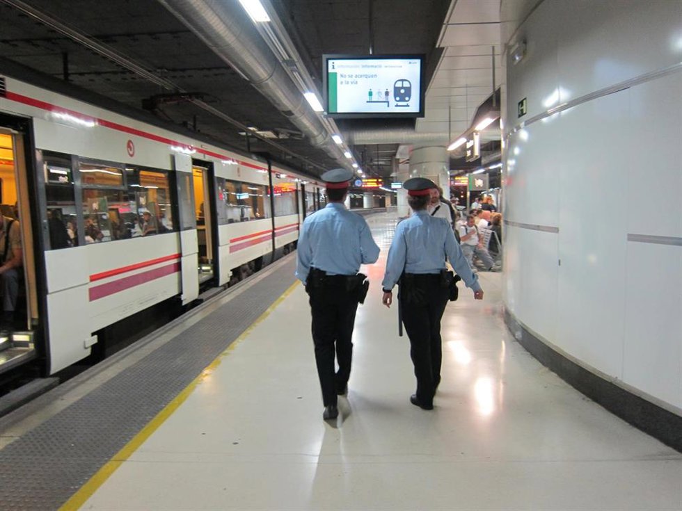 Archivo - Agentes De Mossos En La Estación De Sants (archivo)