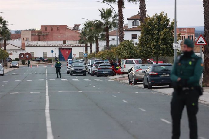 Los servicios funerarios y la Guardia Civil trabajan en el lugar donde se encuentra el cadáver de un menor apuñalado en Gerena.