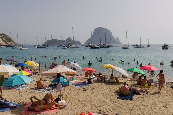 Archivo - Varias personas en la playa de Cala d'Hort, a 11 de julio de 2023, en Ibiza, Islas Baleares.