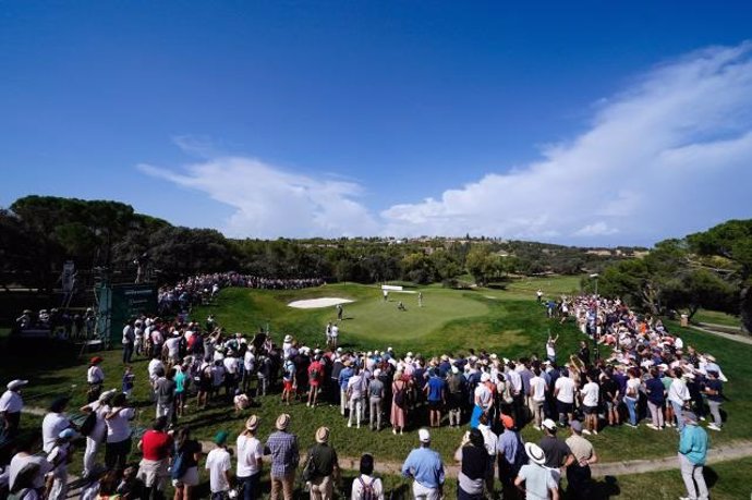 Público en un campo de golf en España.