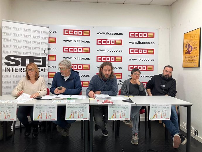 Representantes de CCOO y STEI, en la rueda de prensa de este jueves.