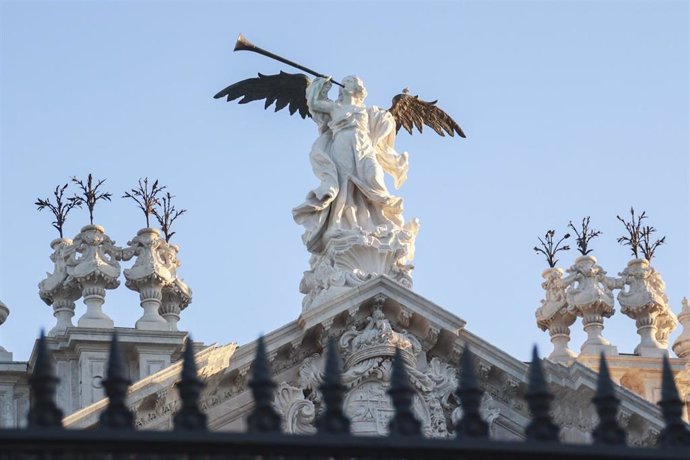 Archivo - Detalle del edificio del Rectorado de la Universidad de Sevilla, con la escultura de la Fama.