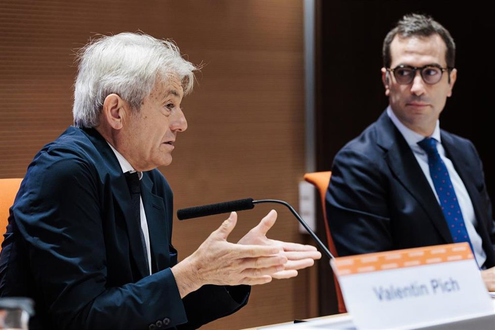 Archivo - El presidente del Consejo General de Economistas de España, Valentín Pich (i), y el ministro de Economía, Comercio y Empresa, Carlos Cuerpo.