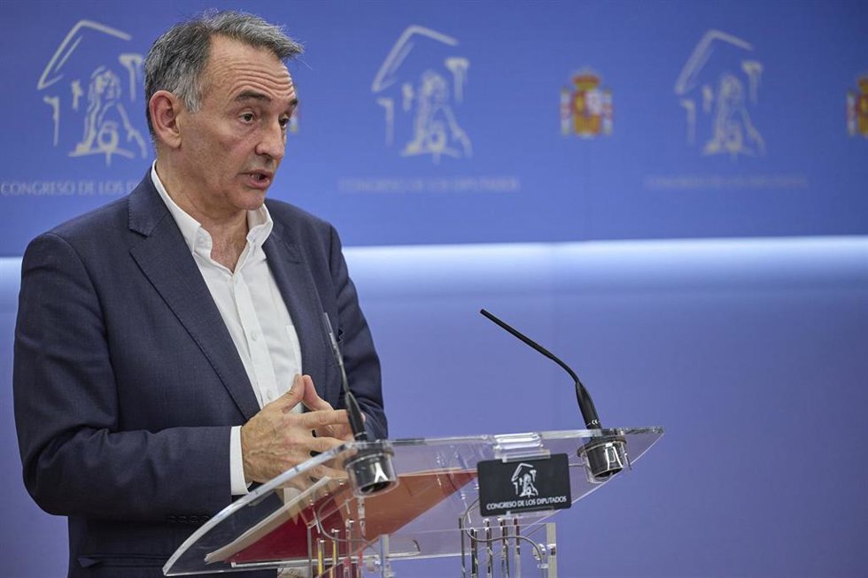 Archivo - El portavoz parlamentario de Izquierda Unida, Enrique Santiago, durante una rueda de prensa en el Congreso de los Diputados, a 9 de diciembre de 2024, en Madrid (España).