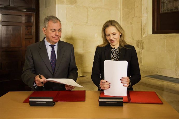 El alcalde de Sevilla, José Luis Sanz, y la portavoz de Vox, Cristina Peláez, firman el acuerdo de los Presupuestos.