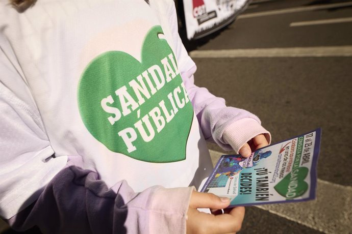 Archivo - Varias personas marchan en la manifestación convocada por entidades sociales, profesionales de la sanidad y organizaciones sindicales por la defensa del sistema sanitario público madrileño, a 26 de marzo de 2023, en Madrid (España).