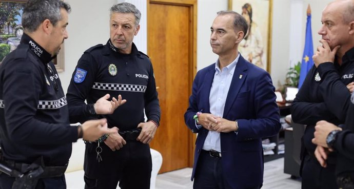 El alcalde de Benalmádena, Juan Antonio Lara, con agentes de la Policía Local del municipio.