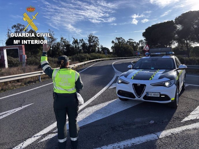 Agente de la Guardia Civil en una carretera de Huelva.