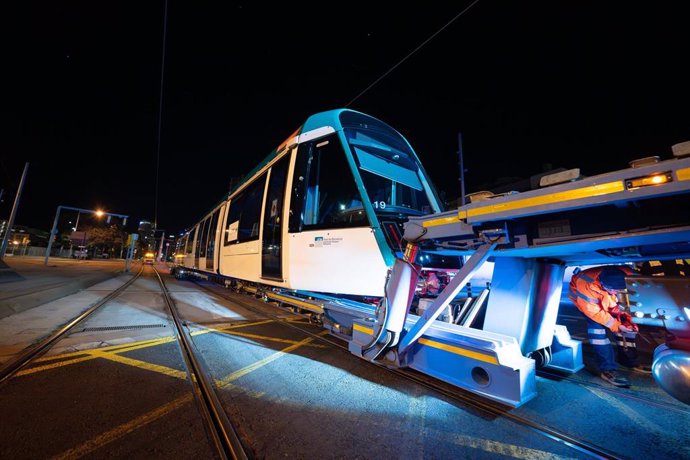 Operativa del traslado del primero de los tres tranvías que se incorporarán en la red del Trambesòs durante el primer trimestre del 2025